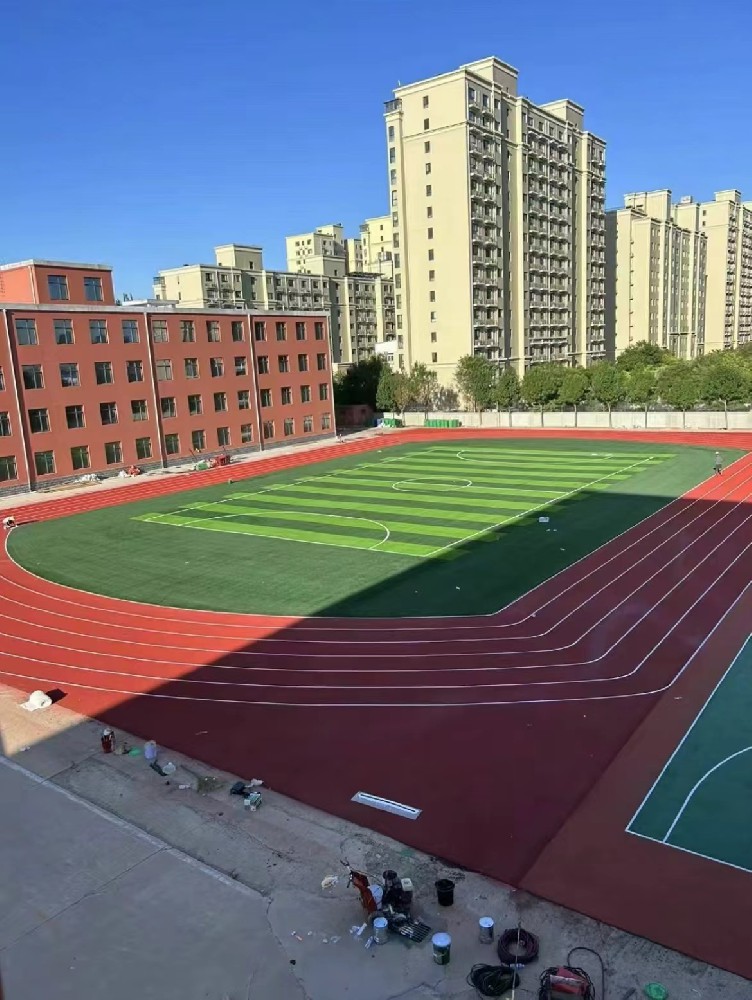 透气型塑胶跑道与混合型塑胶跑道的区别